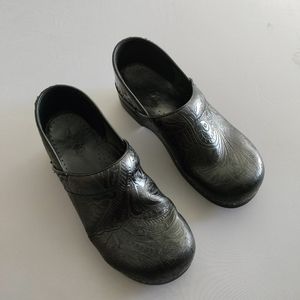 Dansko Womens  Black 9.5 /Eur 40 Embossed Leather Clogs Tooled Floral Leather